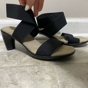 BRAND NEW Charleston Shoe Company Classic Black Kitten Heels - women’s size US 7